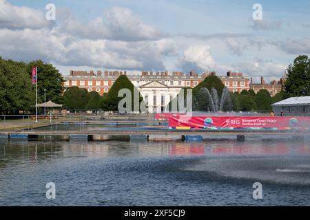 East Molesey, Großbritannien. Juli 2024. Blick auf den Hampton Court Palace beim RHS Hampton Court Palace Garden Festival. Das Festival findet auf dem Gelände des historischen Hampton Court Palace in East Molesey, Surrey, statt. Das Festival findet vom 1. Juli bis Sonntag, 7. Juli 2024 statt. Quelle: Maureen McLean/Alamy Live News Stockfoto