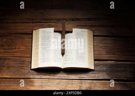 Bibel und Kreuz auf Holztisch, über dem Blick. Religion des Christentums Stockfoto