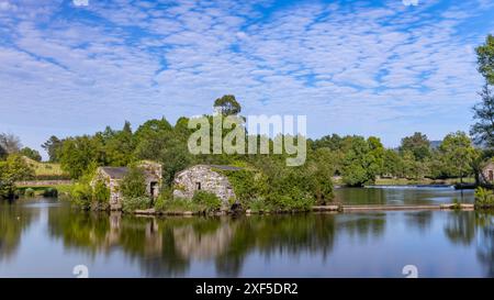 Lange Exposition bei Azenhas de Adaufe, alten Wassermühlen am Fluss, Braga, nördlich von Portugal. Stockfoto