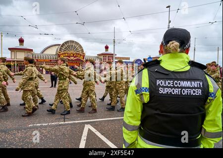 März vergangen während der Woche der Streitkräfte in Blackpool, Großbritannien Stockfoto