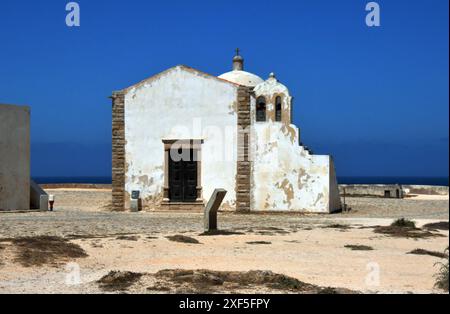 Portugal, Sagres, 15.06.2024 Sagres ist eine portugiesische Gemeinde im Westen der Algarve, nahe dem Cabo de Sao Vicente, dem suedwestlichsten Punkt des europaeischen Festlands. Foto: Blick auf das Fort Fortaleza de Sagres, Innenhof mit Kapelle Igreja de Nossa Senhora da Graca Stadt Sagres *** Portugal, Sagres, 15 06 2024 Sagres ist eine portugiesische Gemeinde im Westen der Algarve in der Nähe des Cabo de Sao Vicente. der südwestlichste Punkt des europäischen Festlandes Fotoblick auf die Fortaleza de Sagres, Innenhof mit Kapelle Igreja de Nossa Senhora da Graca Stadt Sagres Stockfoto