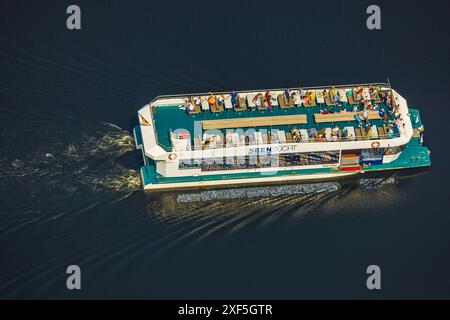 Luftsicht, Ausflugsboot SeenSucht mit Gästen auf dem Sonnendeck, Rur und Urftsee, Nationalpark Nordeifel Eifel, Rurberg, Simmerath, Nord-RHI Stockfoto
