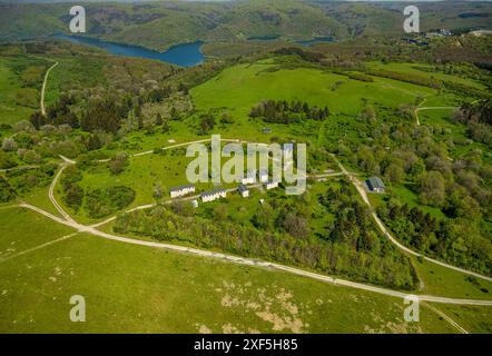 Blick aus der Vogelperspektive, St. Rochus Kirche und alte Schule verlassenes Dorf Wollseifen, verlassenes Dorf, Waldgebiet und Dreiborner Plateau Naturschutzgebiet NSG, beh Stockfoto