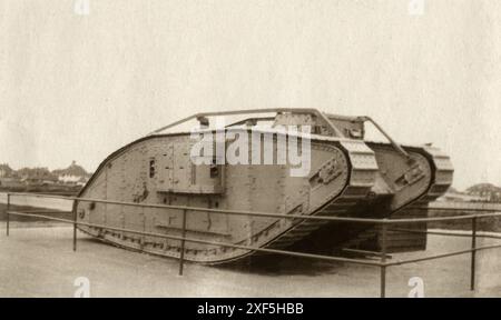 England. 1920er Jahre – Eine britische Mark im Ersten Weltkrieg. IV Tank mit „weiblicher“ „Präsentation“ an einem unbekannten Ort in England. Nach dem Ende des Ersten Weltkriegs spendete die britische Regierung 265 überschüssige Panzer an das National war Savings Committee, die sie an britische Städte und Städte als Anerkennung für ihre Bemühungen beim Kauf von Kriegsersparzertifikaten und Anleihen ausgab. Die Panzer wurden vom Panzerkorps an ihre vorgesehenen Orte geliefert. Stockfoto