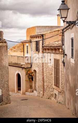 Straßenszene in der Stadt Capdepera, Mallorca (Mallorca), Balearen Inseln, Spanien, Mittelmeer. Stockfoto