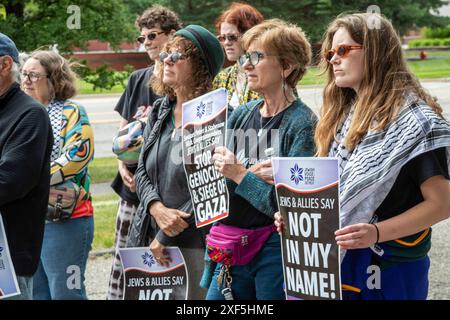 Farmington Hills, Michigan, USA. 30. Juni 2024. Ein Protest, der von Mitgliedern der jüdischen Gemeinde organisiert wird, fordert das Zekelman Holocaust Museum auf, sich gegen Völkermord in Gaza zu stellen, indem es eine Erklärung für einen dauerhaften Waffenstillstand abgibt. Quelle: Jim West/Alamy Live News Stockfoto