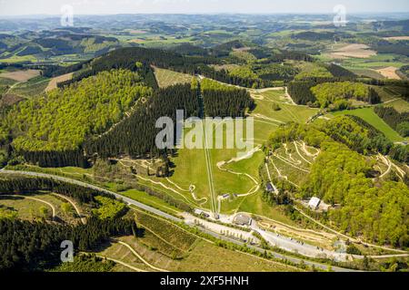 Blick aus der Vogelperspektive, Green Hill Bikepark, Mountainbikeweg im Stadtteil Gellinghausen, mit Seilbahn, umgeben von Wald, Wiesen und Feldern, Stockfoto