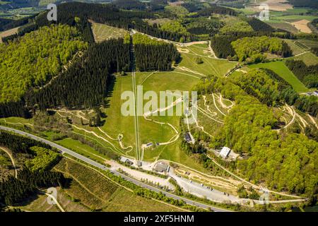 Blick aus der Vogelperspektive, Green Hill Bikepark, Mountainbikeweg im Stadtteil Gellinghausen, mit Seilbahn, umgeben von Wald, Wiesen und Feldern, Stockfoto