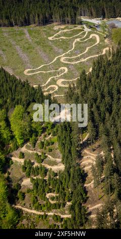 Blick aus der Vogelperspektive, Green Hill Bikepark, Mountainbikeweg im Stadtteil Gellinghausen, Serpentine bergab, umgeben von Wald, Wiesen und fels Stockfoto