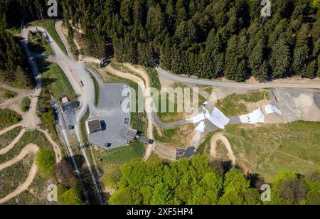 Blick aus der Vogelperspektive, Green Hill Bikepark, Mountainbikeweg im Stadtteil Gellinghausen und Seilbahn, umgeben von Wald, Gellinghausen, Schma Stockfoto