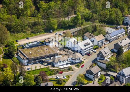 Luftaufnahme, Kurhaus Festhalle am Waldrand, Fredeburg, Schmallenberg, Sauerland, Nordrhein-Westfalen, Deutschland, Luftbild, Spa hous Stockfoto