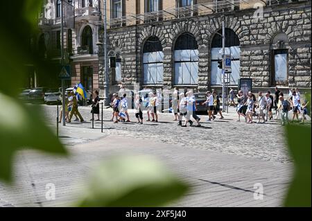 LEMBERG, UKRAINE - 30. JUNI 2024 - finnische Freiwillige, die innerhalb von 42 Tagen 1.561 Kilometer von Helsinki nach Lemberg gelaufen sind und im Rahmen des Wohltätigkeitswegs Relay to Ukraine mehr als 180.000 Euro für Krankenwagen und medizinische Ausrüstung für die Ukraine gesammelt haben, absolvieren ihre Reise in Lemberg, Westukraine. Stockfoto