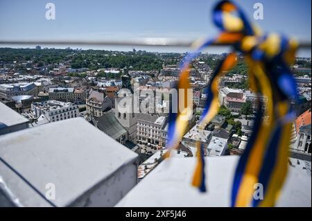 LEMBERG, UKRAINE - 30. JUNI 2024 - die Basilika der Kathedrale Mariä Himmelfahrt, auch als lateinische Kathedrale bekannt, ist die Beobachtung auf dem Dach des Rathauses von Lemberg zu sehen, nachdem finnische Freiwillige innerhalb von 42 Tagen 1.561 Kilometer von Helsinki nach Lemberg gelaufen sind und mehr als 180.000 Euro für Krankenwagen und medizinische Ausrüstung für die Ukraine, Lemberg und die Westukraine gesammelt haben. Stockfoto