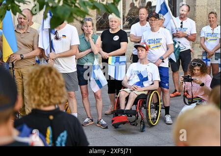 LEMBERG, UKRAINE – JUNI 30, 2024 – Finnische Freiwillige, die innerhalb von 42 Tagen 1.561 Kilometer von Helsinki nach Lemberg gelaufen sind und mehr als 180.000 Euro für Krankenwagen und medizinische Ausrüstung für die Ukraine gesammelt haben, nehmen an der Abschlussfeier des Wohltätigkeitswegs Relay to Ukraine im Innenhof des Rathauses von Lemberg in Lemberg, Westukraine Teil. Stockfoto