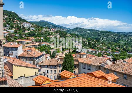 Blick auf die Stadt vom Aussichtspunkt auf dem Place du 24 Aoû in Grasse, einer Stadt in den Hügeln nördlich von Cannes an der französischen Riviera, Côte d'Azur, Provence, Frankreich Stockfoto