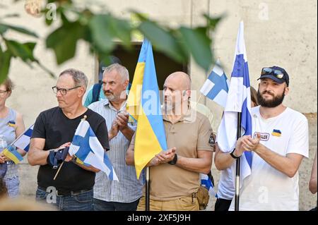 LEMBERG, UKRAINE – JUNI 30, 2024 – Finnische Freiwillige, die innerhalb von 42 Tagen 1.561 Kilometer von Helsinki nach Lemberg gelaufen sind und mehr als 180.000 Euro für Krankenwagen und medizinische Ausrüstung für die Ukraine gesammelt haben, nehmen an der Abschlussfeier des Wohltätigkeitswegs Relay to Ukraine im Innenhof des Rathauses von Lemberg in Lemberg, Westukraine Teil. Stockfoto