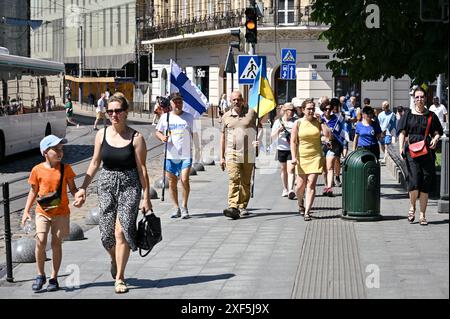 LEMBERG, UKRAINE - 30. JUNI 2024 - finnische Freiwillige, die innerhalb von 42 Tagen 1.561 Kilometer von Helsinki nach Lemberg gelaufen sind und im Rahmen des Wohltätigkeitswegs Relay to Ukraine mehr als 180.000 Euro für Krankenwagen und medizinische Ausrüstung für die Ukraine gesammelt haben, absolvieren ihre Reise in Lemberg, Westukraine. Stockfoto