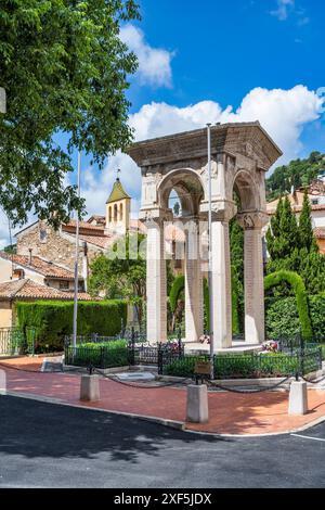 Monument aux Morts de Grasse (Kriegsdenkmal) in der Rue Gazan in der Altstadt von Grasse an der französischen Riviera, Côte d'Azur, Provence, Frankreich Stockfoto