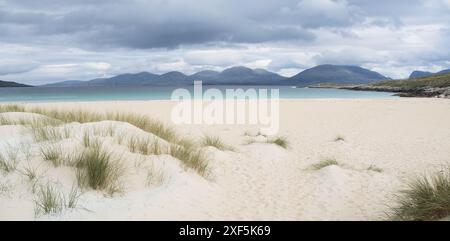 Der allererste Blick durch die Dünen am Luskentyre Beach verspricht endlosen weißen Sand und türkisfarbenes Meer mit einer Kulisse aus fernen Bergen Stockfoto