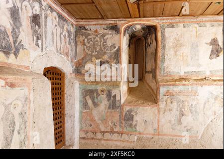 Pürgg, Steiermark, Österreich. Die katholische Pfarrkirche St. Georg ist ein römisch-katholischer Kirchenkomplex in der ehemaligen Gemeinde Pürgg-Trautenfels. Fresken aus der Zeit um 1300 im Westturm. Szenen aus der Passion Christi und aus dem Leben der Heiligen Katharina Stockfoto