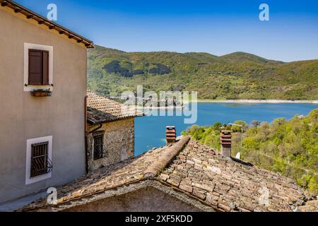 Blick auf den Turano-See, vom Dorf Castel di Tora, Rieti, Latium, Italien. Umgeben von grünen Bergen. Im Hintergrund das Dorf Colle Stockfoto