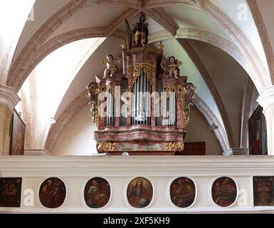 Pürgg, Steiermark, Österreich. Die katholische Pfarrkirche St. Georg ist ein römisch-katholischer Kirchenkomplex in der ehemaligen Gemeinde Pürgg-Trautenfels. Orgel: 1793 installiert in Pürgg von Nikolaus Rummel dem Älteren Stockfoto