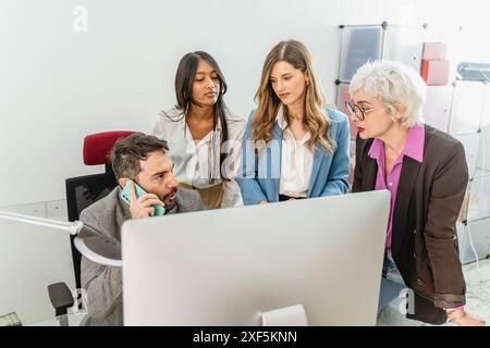 Verschiedene Teams diskutieren Projekte rund um Computer – professionelle Zusammenarbeit, Teamarbeit und emotionale Bindung, Brainstorming im Büro, moderner Arbeitsplatz, Stockfoto