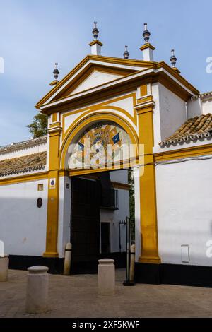 Sevilla, Spanien. 5. Februar 2024 - Eingangstor zum Palacio de las Duenas Stockfoto