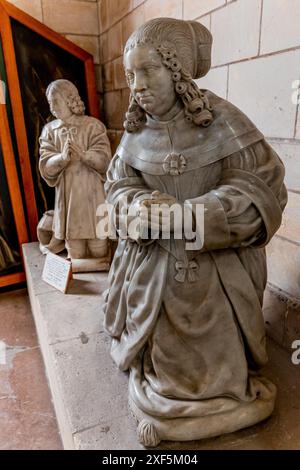 ARRAS, FRANKREICH, 16. JUNI 2024 : Innenarchitektur und Skulpturen von Arras unserer Lieben Frau und der Kathedrale Saint Vaast Stockfoto