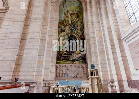 ARRAS, FRANKREICH, 16. JUNI 2024 : Innenarchitektur und Skulpturen von Arras unserer Lieben Frau und der Kathedrale Saint Vaast Stockfoto