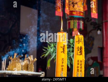 Bangkok, Thailand. Juni 2024. Eine Nahaufnahme chinesischer Kerzen und Weihrauch, die brennen, im Kian UN Keng-Schrein. Bangkok ist ein Schmelztiegel der Kulturen, Religionen und Bräuche. Es ist überwiegend buddhistisch und hat eine Geschichte der Begrüßung von Siedlern mit unterschiedlichen Glaubensrichtungen. Bangkok beherbergt Schreine, Tempel und Kirchen, in denen Menschen verschiedener Glaubensrichtungen um Glück und Glück beten. Quelle: SOPA Images Limited/Alamy Live News Stockfoto