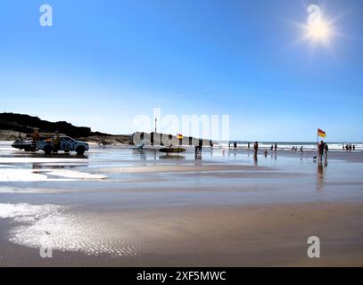An einem sonnigen Tag am Summerleaze Beach, Bude, Cornwall, Südwest-England, haben die Freiwilligen des RNLI ein wachsames Auge auf die Badenden. Stockfoto