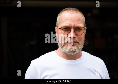 Lässiges Porträt eines 48-Jährigen weißen Mannes mit Brille, Borchtlombeek, Flandern, Belgien. Modell freigegeben Stockfoto