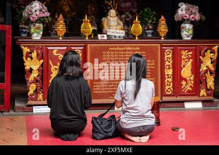 Bangkok, Thailand. Juni 2024. Frauen werden im Kian UN Keng-Schrein betend gesehen. Bangkok ist ein Schmelztiegel der Kulturen, Religionen und Bräuche. Es ist überwiegend buddhistisch und hat eine Geschichte der Begrüßung von Siedlern mit unterschiedlichen Glaubensrichtungen. Bangkok beherbergt Schreine, Tempel und Kirchen, in denen Menschen verschiedener Glaubensrichtungen um Glück und Glück beten. Quelle: SOPA Images Limited/Alamy Live News Stockfoto