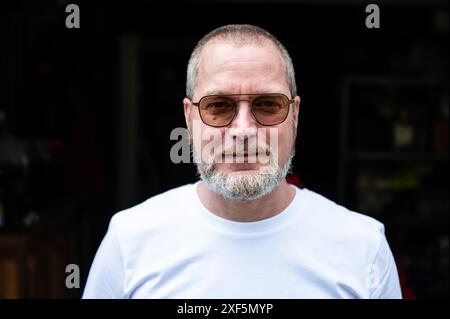 Lässiges Porträt eines 48-Jährigen weißen Mannes mit Brille, Borchtlombeek, Flandern, Belgien. Modell freigegeben Stockfoto