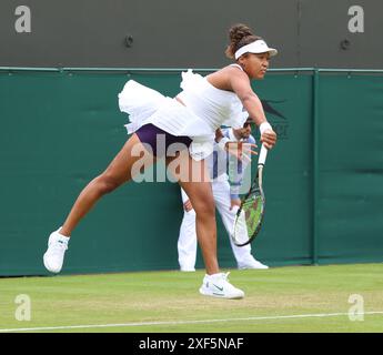 London, Großbritannien. Juli 2024. Die Japanerin Naomi Osaka spielt am ersten Tag der Wimbledon-Meisterschaft 2024 in London am 1. Juli 2024 in ihrer ersten Runde gegen Diane Parry. Foto: Hugo Philpott/UPI Credit: UPI/Alamy Live News Stockfoto