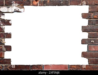 Großes Loch in einer Ziegelwand, Foto eines Ziegelrahmens auf weißem Hintergrund Stockfoto