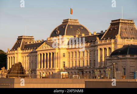 Brüsseler Altstadt, Belgien, 23. Juni 2024 - Hochwinkelblick über den Königspalast während der goldenen Stunde Stockfoto