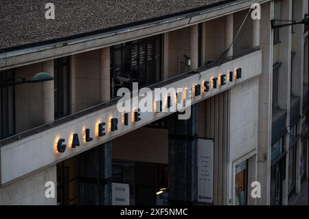 Brüsseler Altstadt, Belgien, 23. Juni 2024 - Schilder und Fassadendetails der Galerie Ravenstein, einem Kunst- und Einkaufszentrum Stockfoto