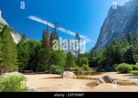 Wunderschönes Bergtal am Sommertag im Yosemite National Park, Kalifornien Stockfoto