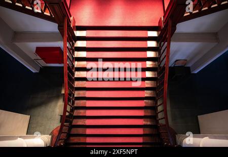 Vilvoorde, Flandern, Belgien - 26. Juni 2024 - Roter Teppich auf einer Holztreppe am Haupteingang des Rathauses Stockfoto