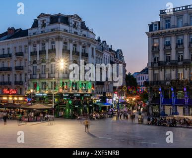 Brüssel Altstadt, Belgien, 23. Juni 2024 - lebhafte Bars und Terrassen an einem Sommernacht in der Anspach Avenue Stockfoto