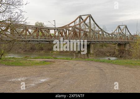 Pozarevac, Serbien - 14. März 2024: Alte Rusty Iron Bridge Ljubichevo über den Fluss Great Morava am Frühlingstag. Stockfoto