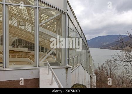 Donji Milanovac, Serbien - 14. März 2024: Archäologische Stätte Lepenski Vir aus der mesolithischen Zeit Historisches Wahrzeichen mit schützender Glasstruktur at Stockfoto