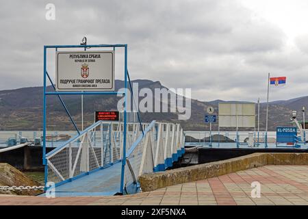 Donji Milanovac, Serbien - 14. März 2024: Ponton Pier Donau-Grenzübergang Republik Serbien und Rumänien. Stockfoto