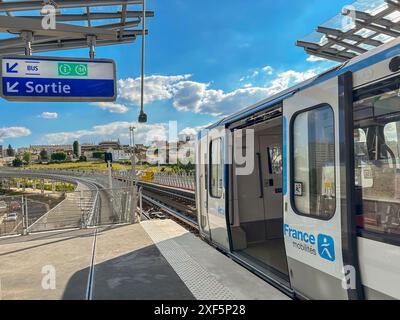 Rosny-sous-Bois, Frankreich, Pariser Vorort, U-Bahn-Linie 11, U-Bahnsteig, Bahnhof, Seine Saint Denis Öffentliche Verkehrsmittel Stockfoto