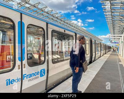 Rosny-sous-Boois, Frankreich, Pariser Vorort, man on Platform Subway, U-Bahn Linie 11, seine Saint Denis öffentliche Verkehrsmittel Stockfoto