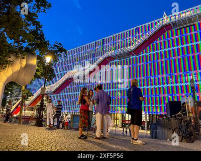 Paris, Frankreich, Gruppen von Menschen, vor dem George Pompidou Center, Museum für Moderne Kunst mit speziellen LED-Lichteffekten an der Fassade, Nacht, Kunst 20 Stockfoto