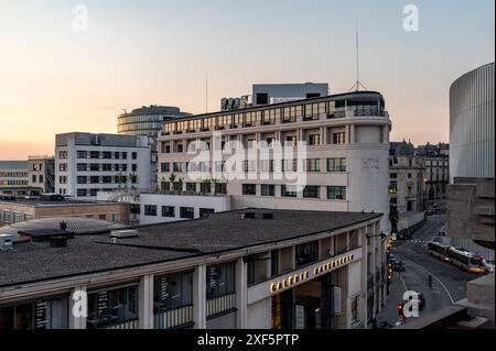 Brüsseler Altstadt, Belgien, 23. Juni 2024 - Blick bei Sonnenuntergang über die Galerie Ravenstein und die Straße Stockfoto