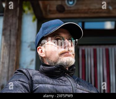 Lässiges Außenporträt eines 48-Jährigen weißen Mannes mit Brille und Bart, Borchtlombeek, Flandern, Belgien. Modell freigegeben Stockfoto